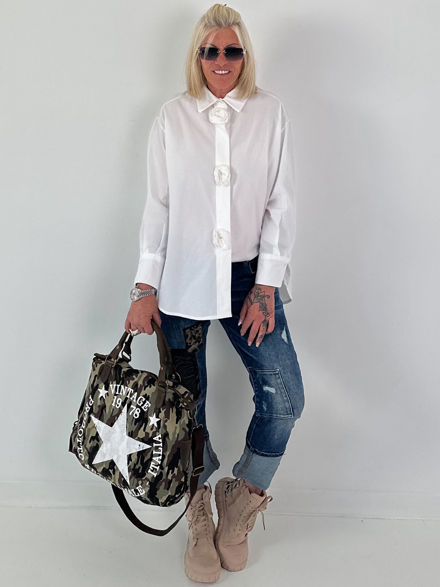 Bluse mit 3D-Blüten - weiss