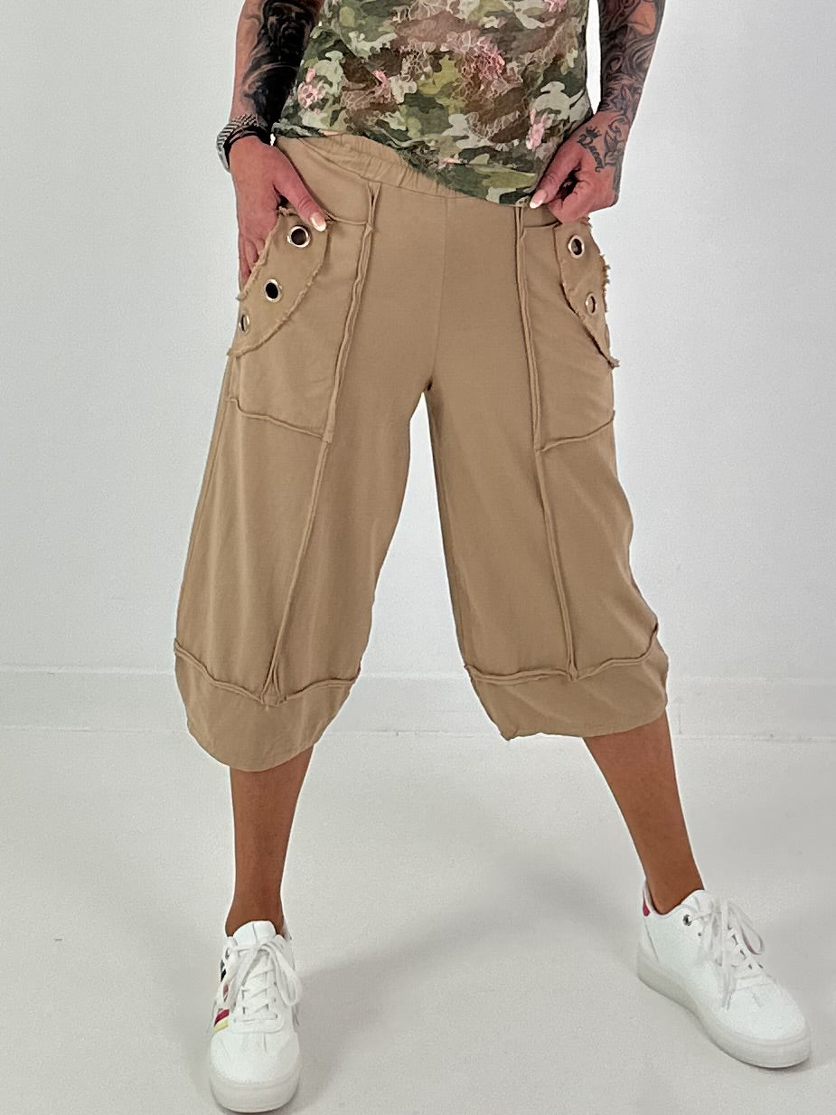Casual sweatpants with eyelet details - sand