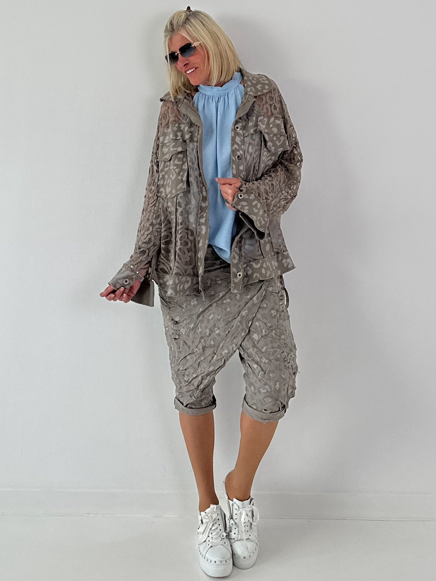 Jeansjacke mit Leo und floralem Netzeinsatz - taupe