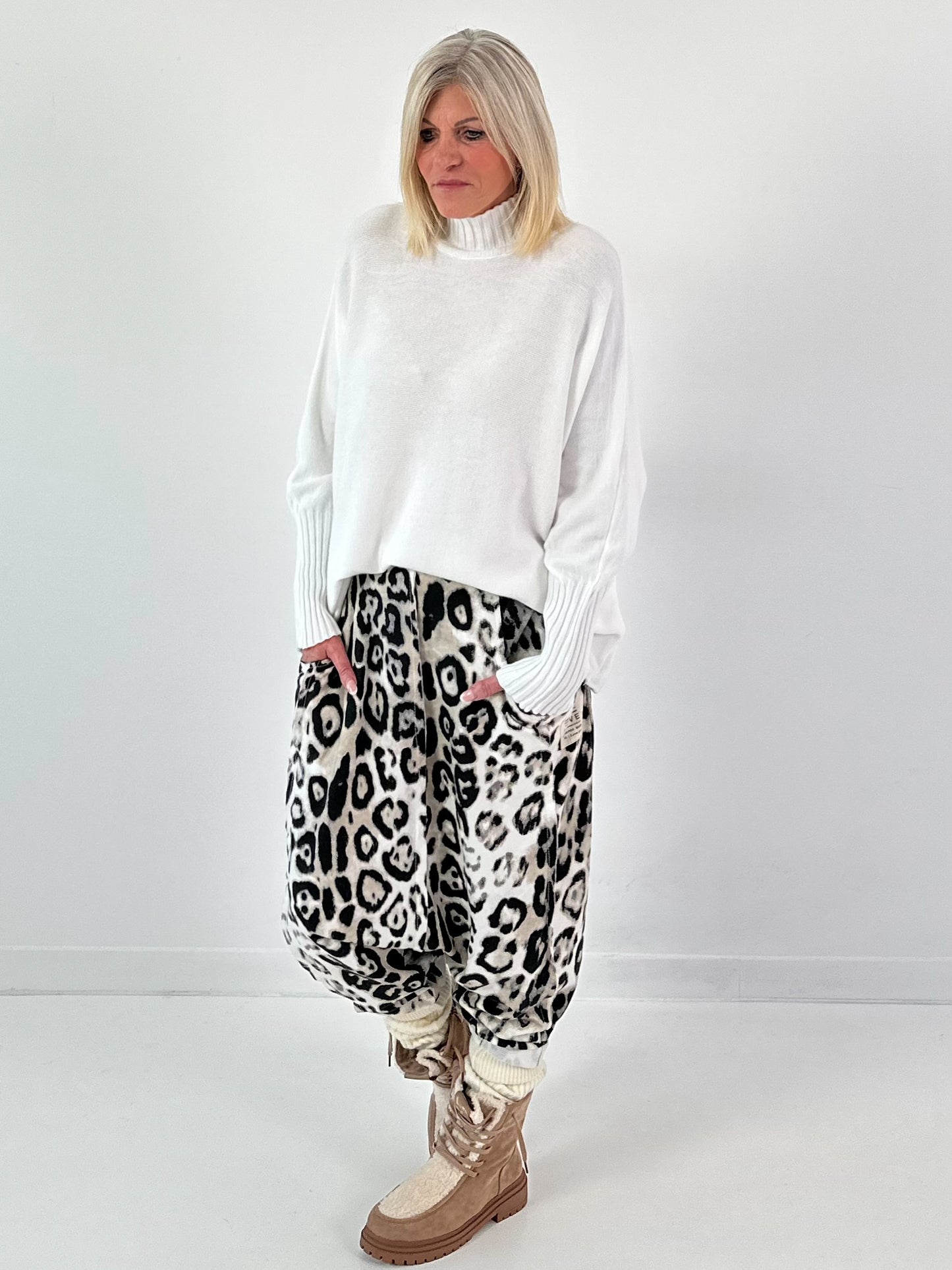 Sweater model "Lounge Lane" - white