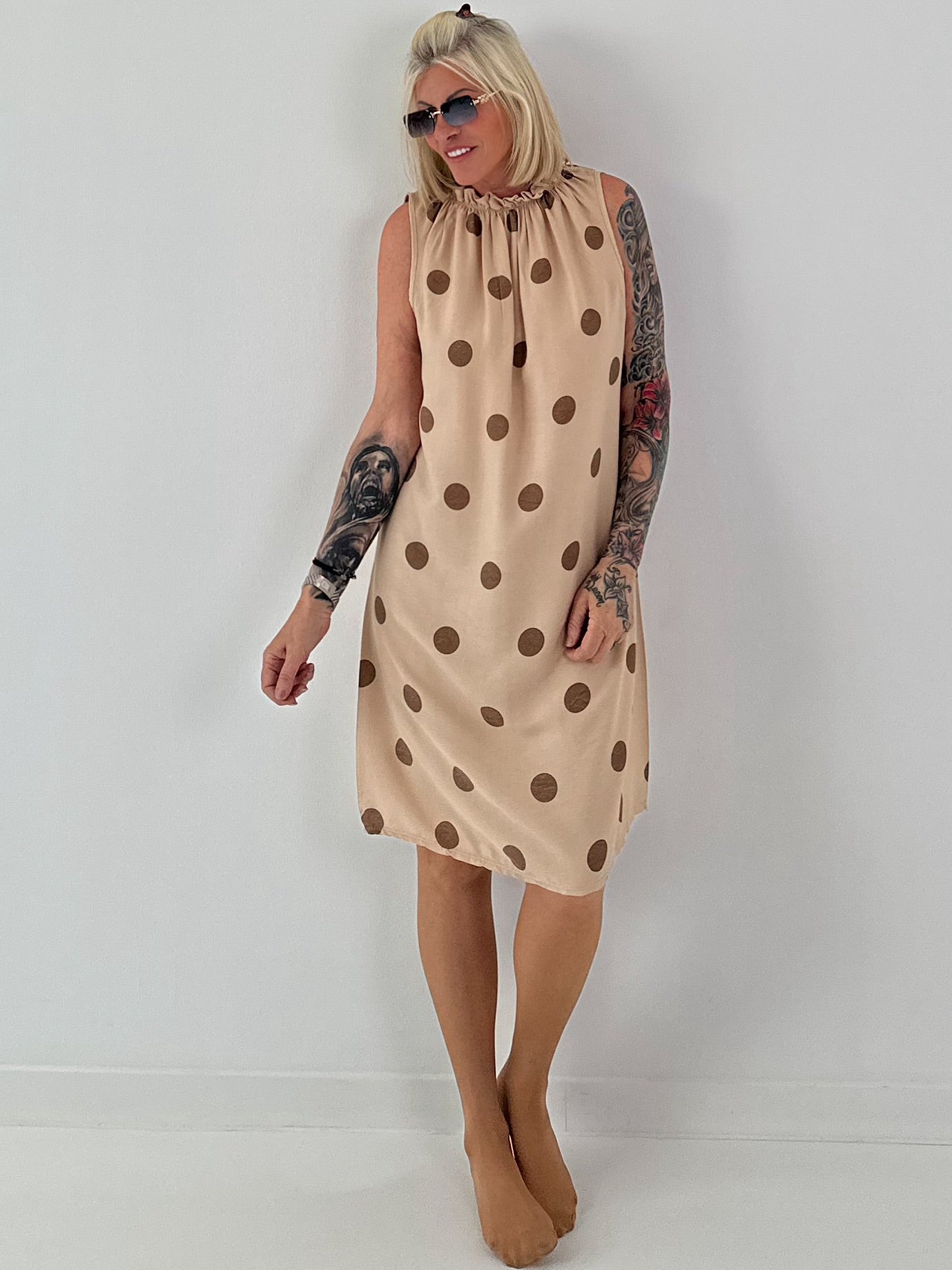 Tupfen Kleid mit Rüschenkragen - sand