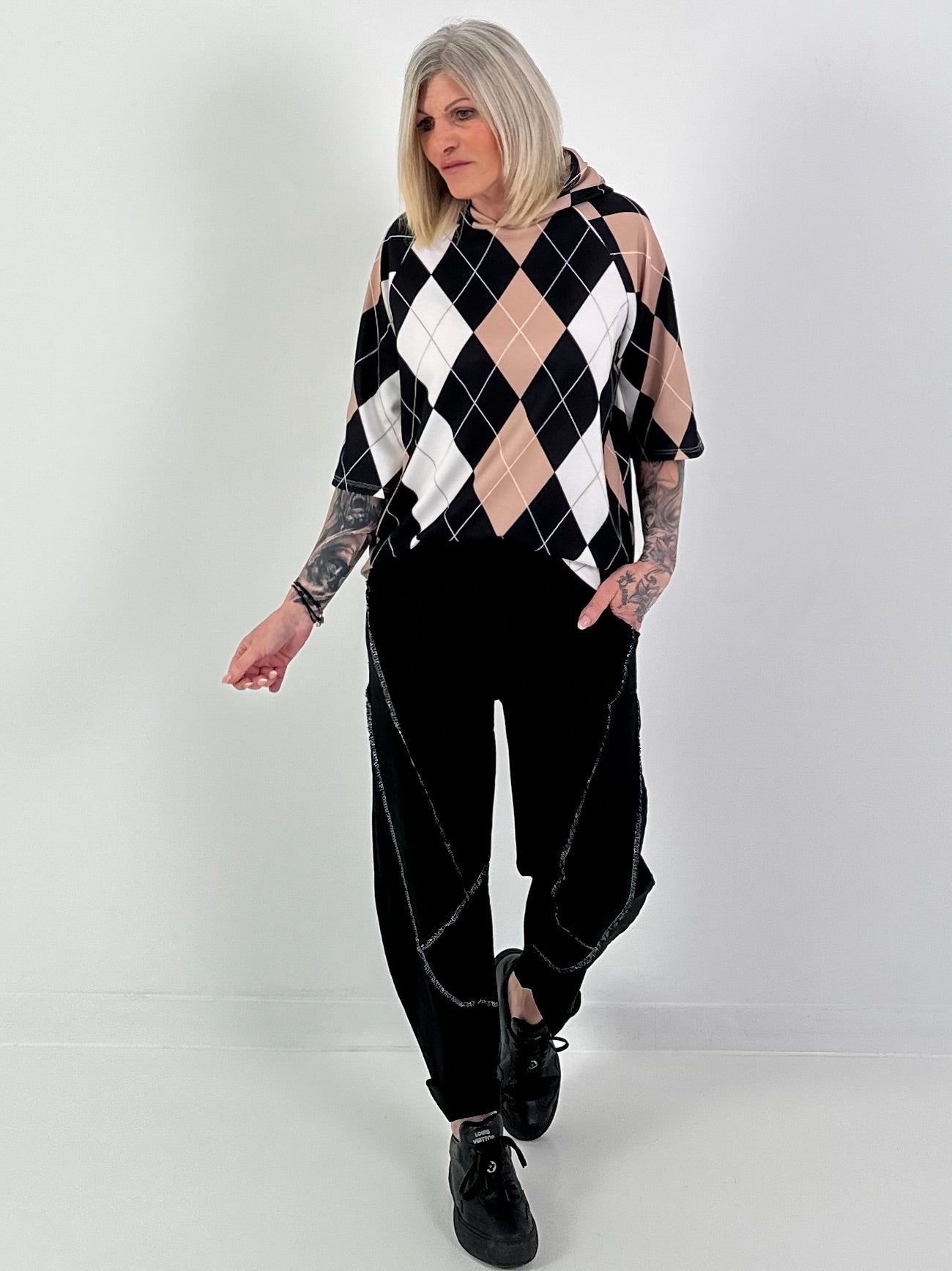 Kurzarm-Hoodie mit Raute - schwarz-beige-weiss