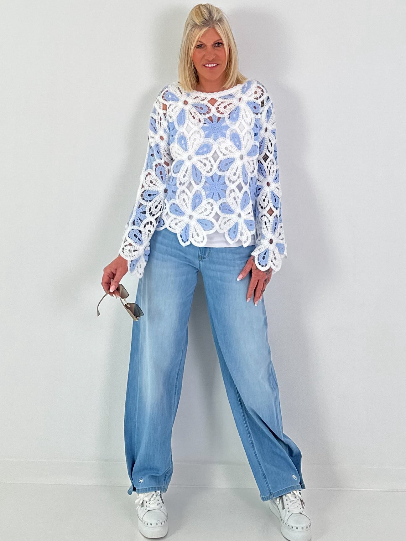Häkelpulli mit floralem Muster - hellblau-weiss