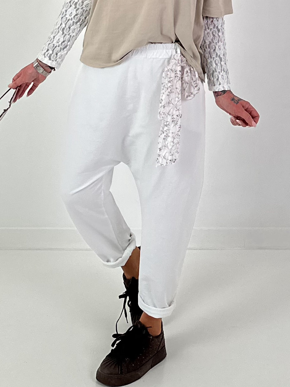 Baggy Hose mit dekorativem Tuch - weiss