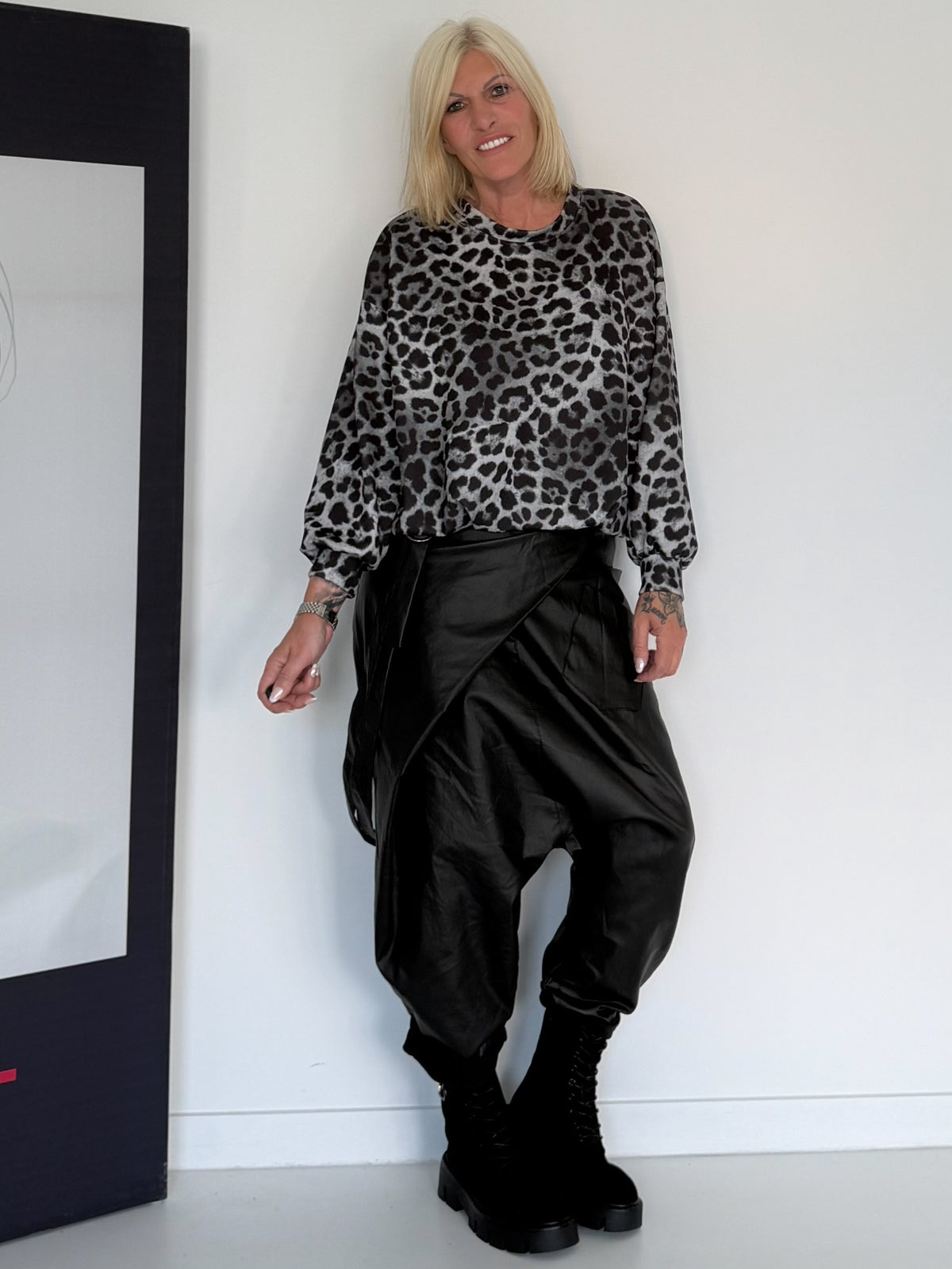Ballonsweater im All Over Leo-Look - grau-leo-mehrfarbig