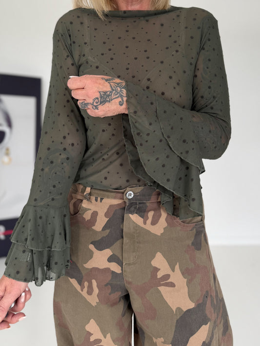 Mesh Shirt mit Punkten und Volantärmeln - oliv