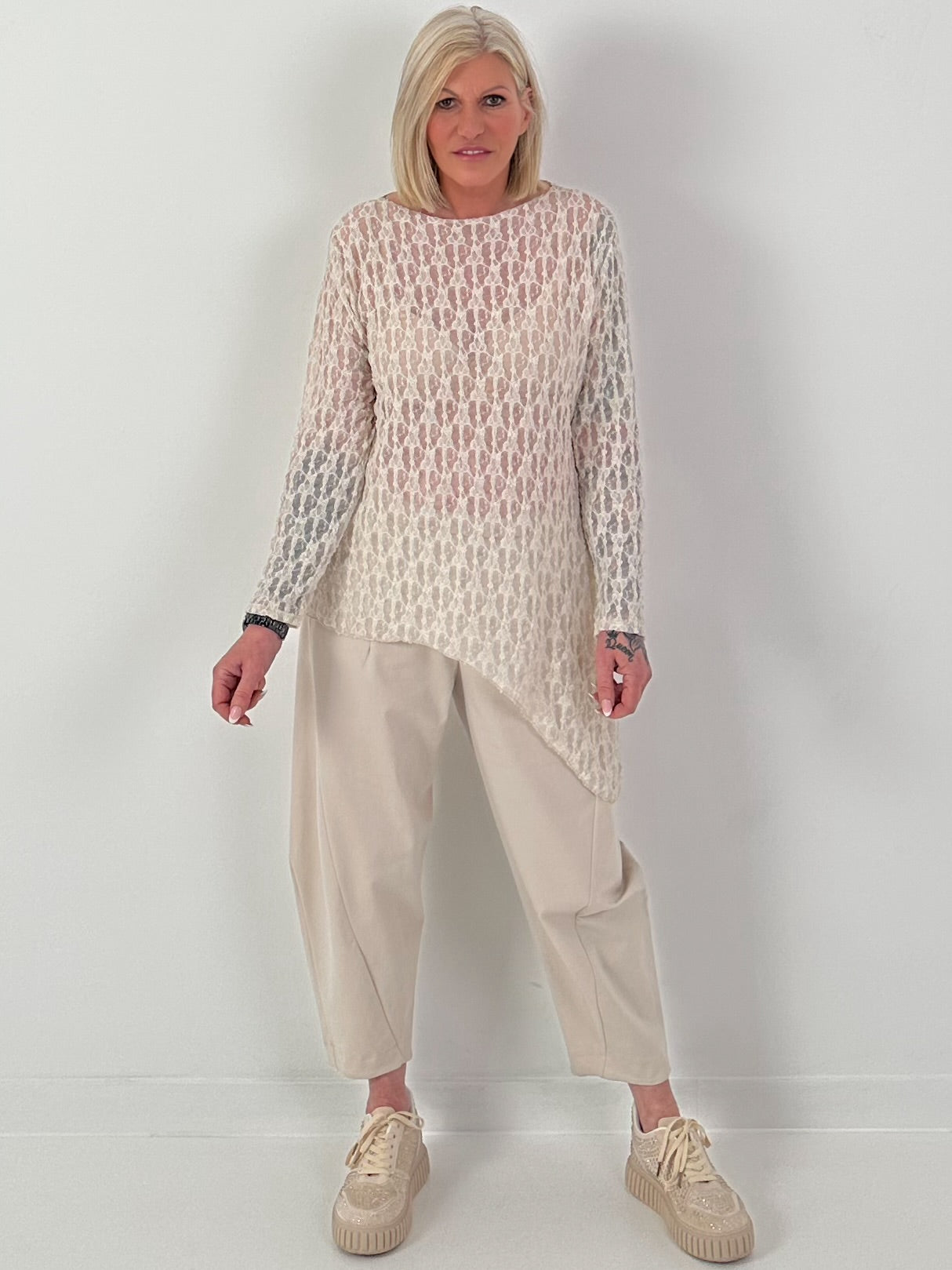 Asymmetrisches Spitzenshirt mit Muster - beige