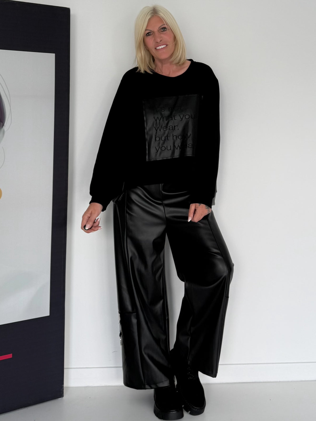 Sweater mit Lederoptik-Elementen - schwarz