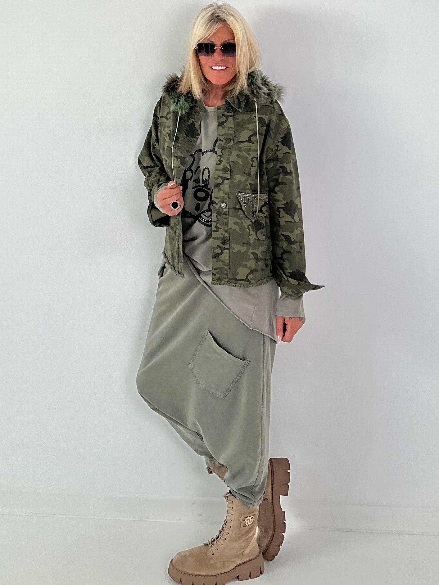 Stylische Jacke mit Fellkragen und großem Rückenpatch - camouflage