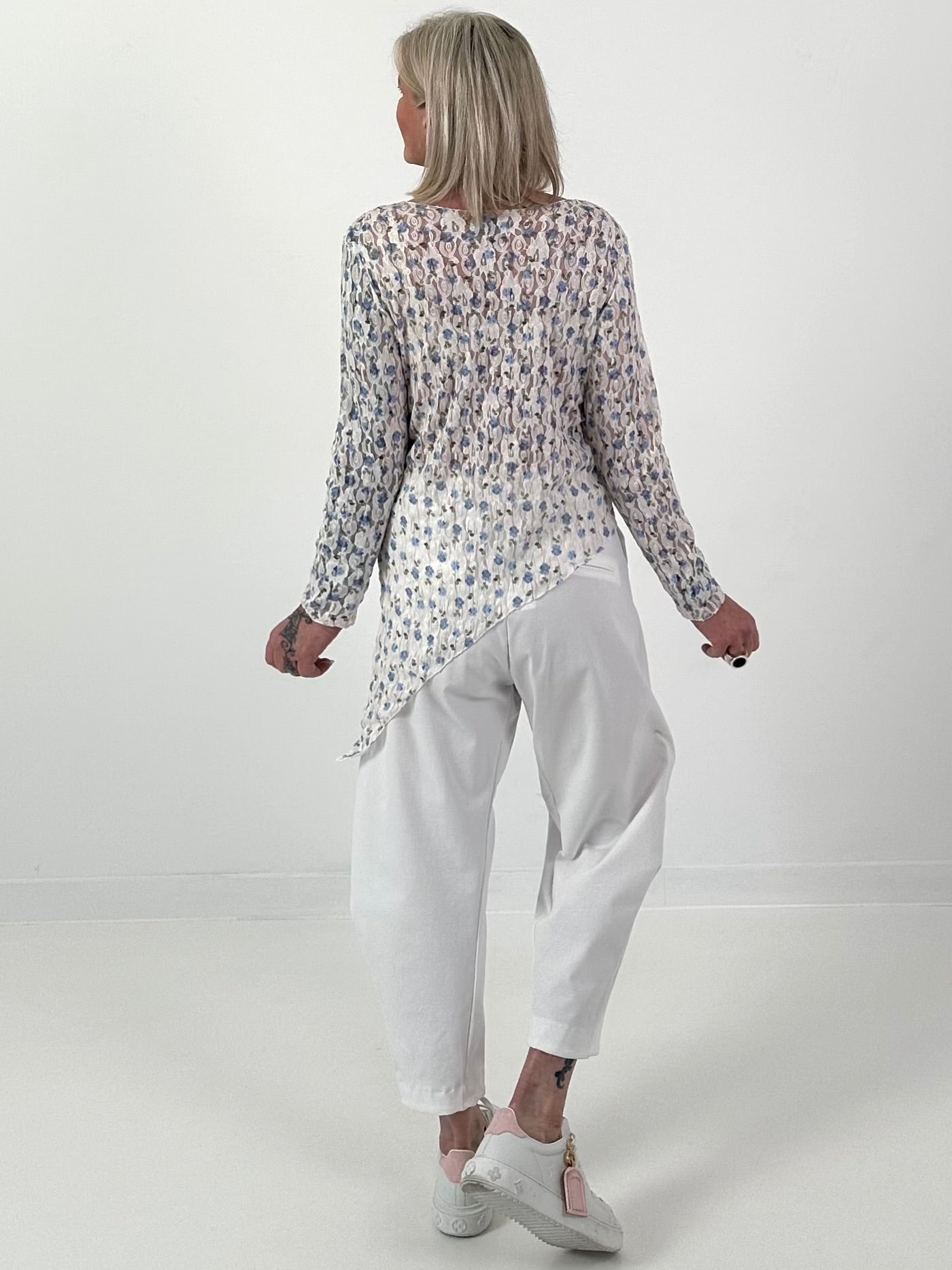 asymmetrisches Spitzenshirt mit Blumen - weiss-hellblau