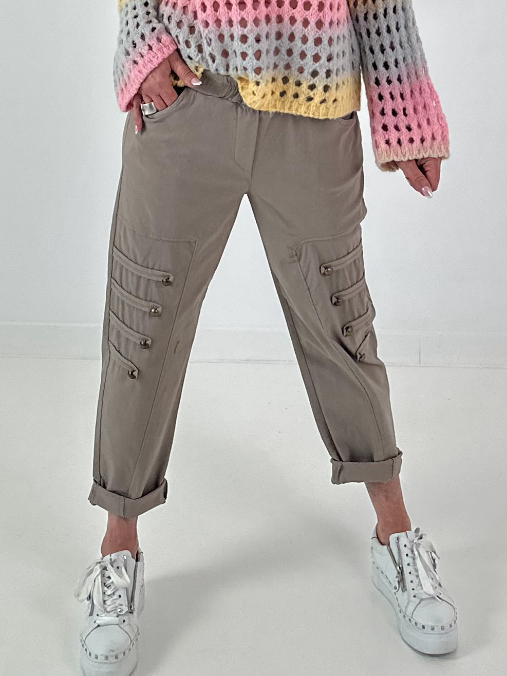Hose mit elastischem Bund und Knopfdetails - taupe