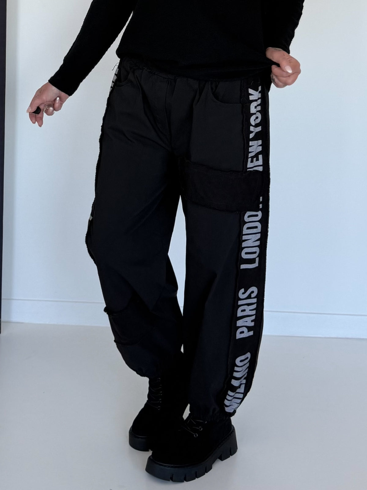 Hose mit City-Statement-Print - schwarz