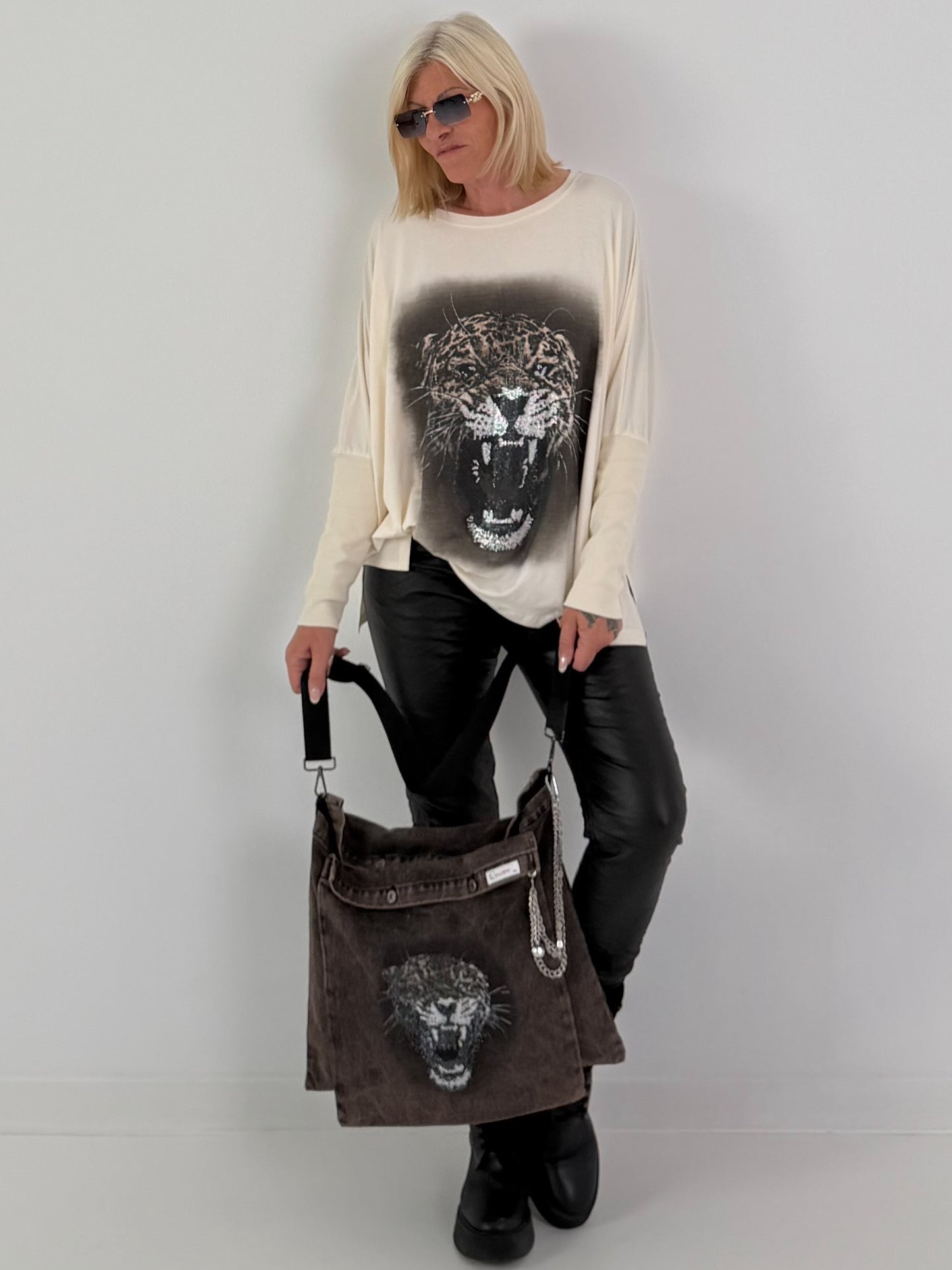 Stylische Tasche in Used-Jeansoptik und Strassmotiv Leopard - mokka