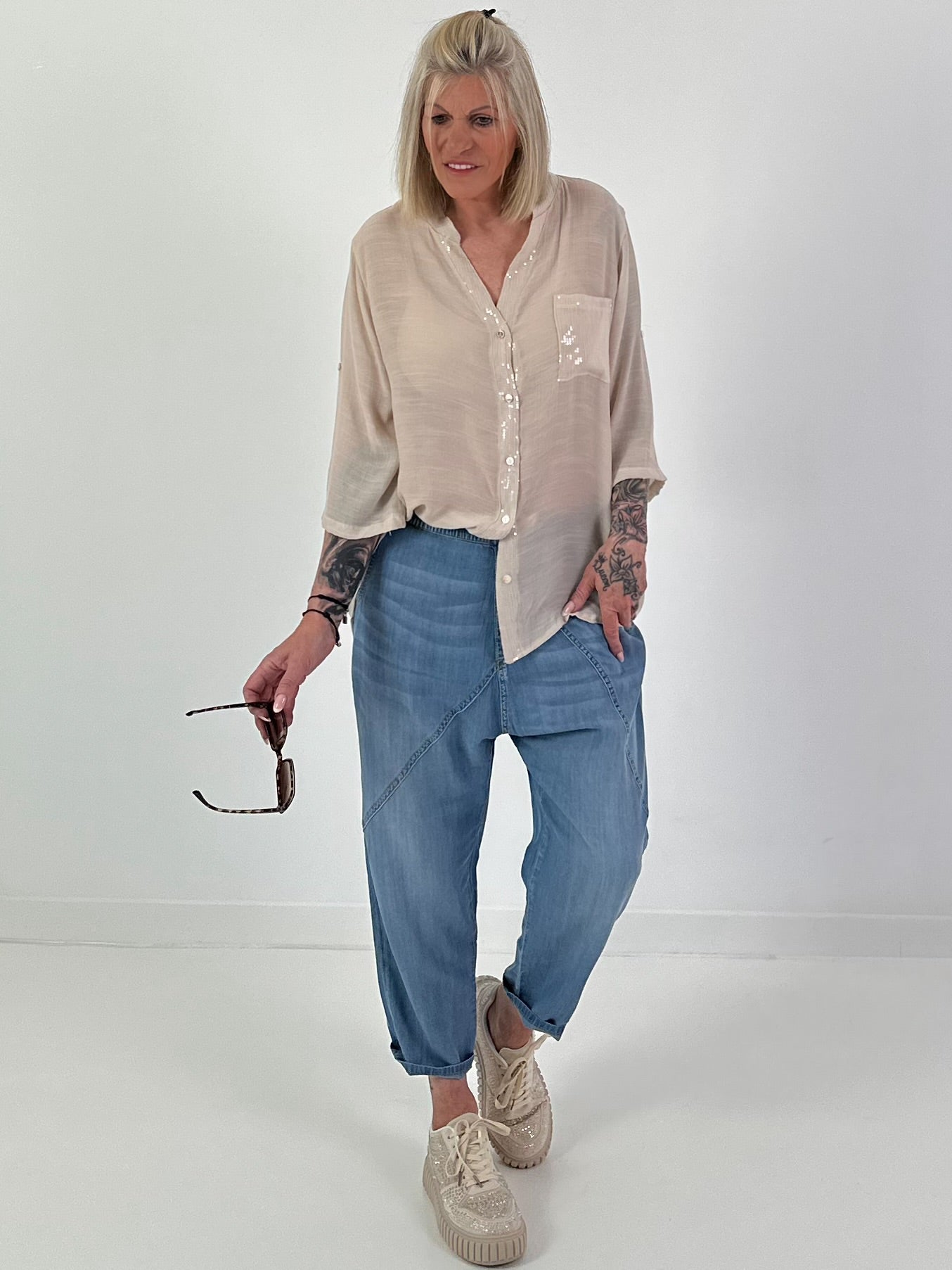Bluse mit Pailletten und Häkel Details - beige