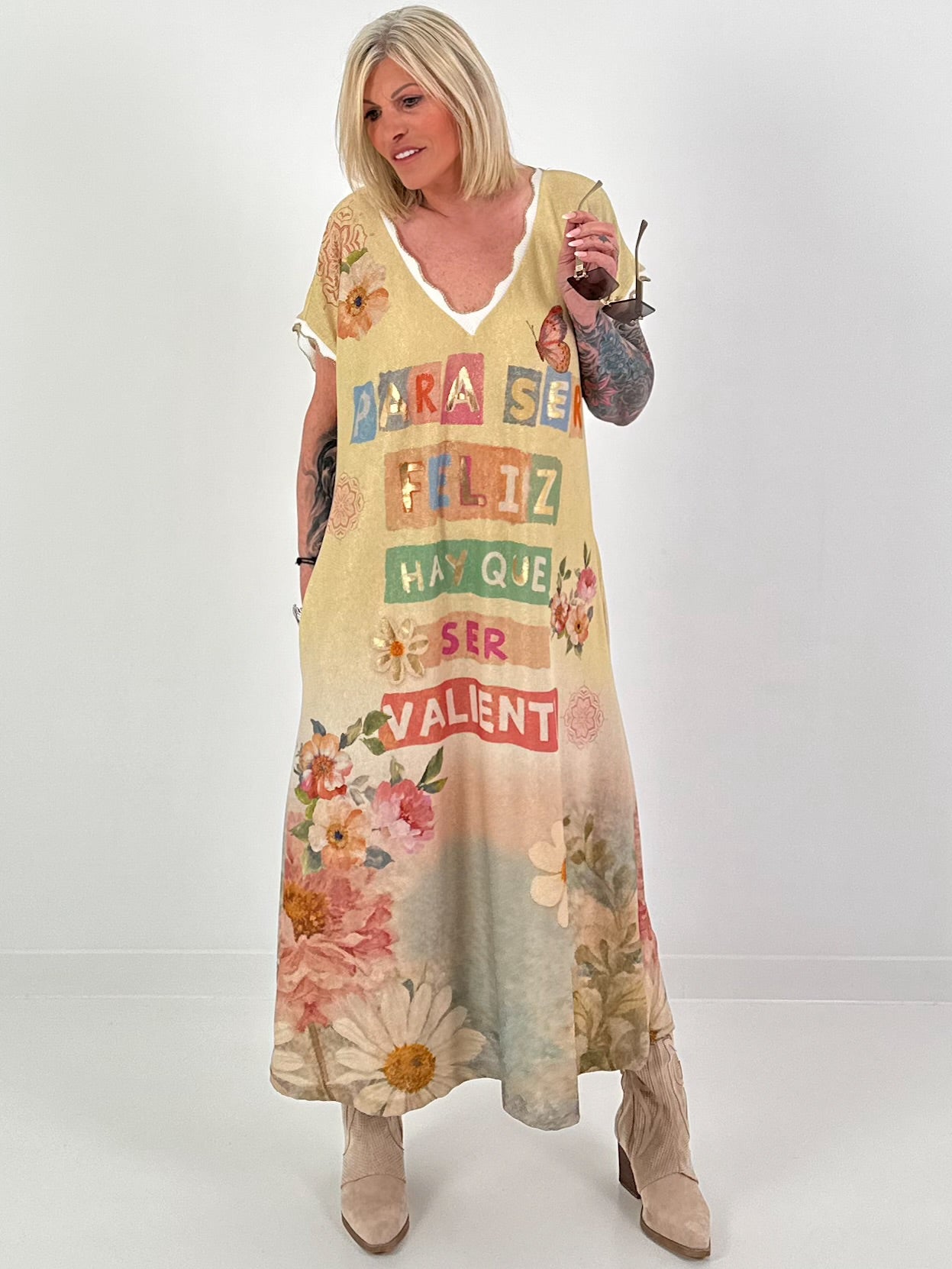 Strickkleid mit Lurex und Buchstabenprint - mehrfarbig