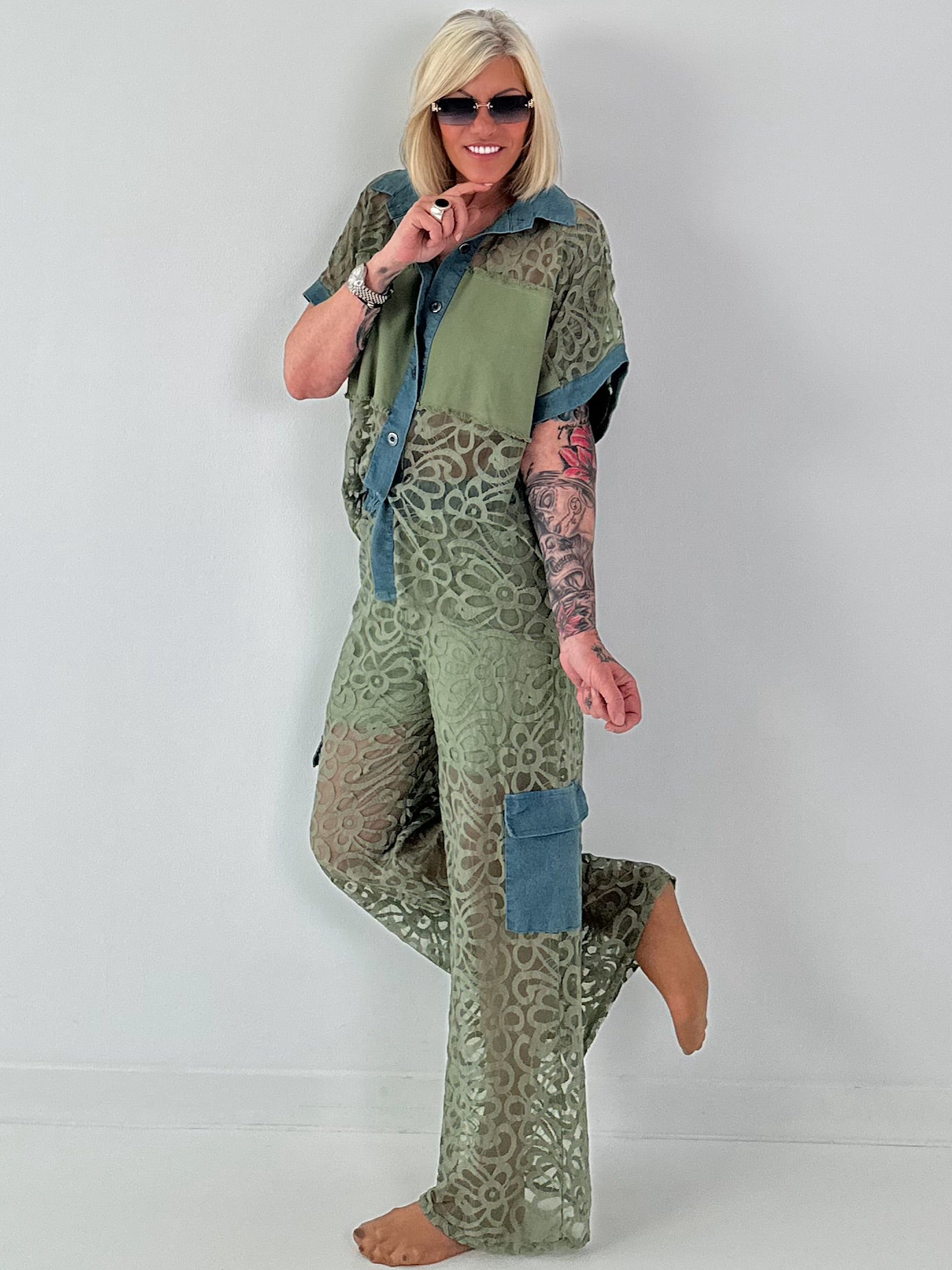 Ausgefallener Zweiteiler mit aufwendigen Denim Details- khaki