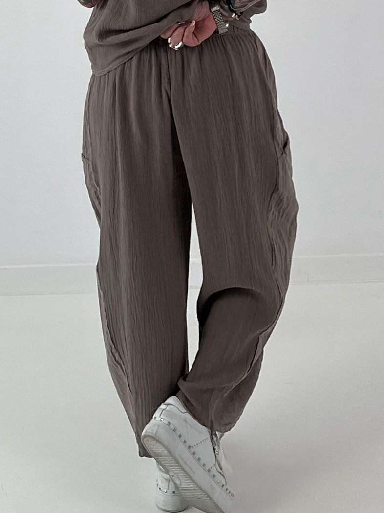 Grobe Hose im Materialmix mit großen Taschen - taupe