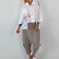 Bluse mit Cold Shoulder und fransigen Abschlüssen - weiss