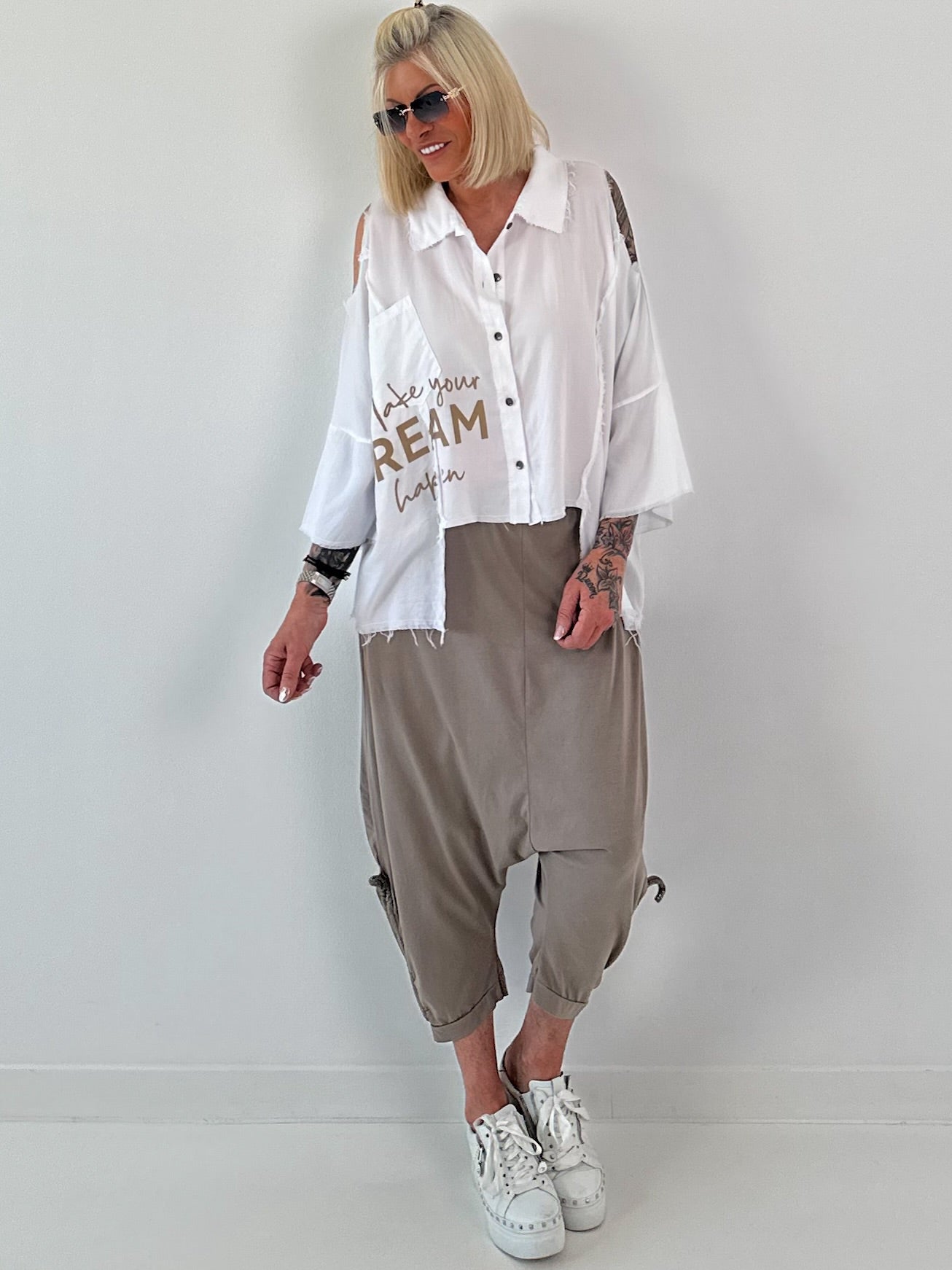 Bluse mit Cold Shoulder und fransigen Abschlüssen - weiss