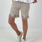 Kurze Hose mit fransigem Abschluss -beige