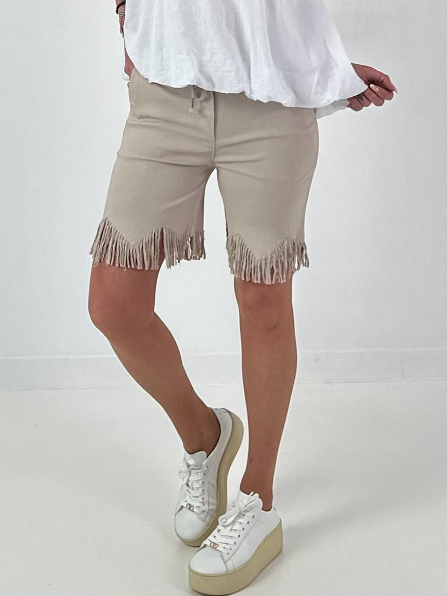 Kurze Hose mit fransigem Abschluss -beige