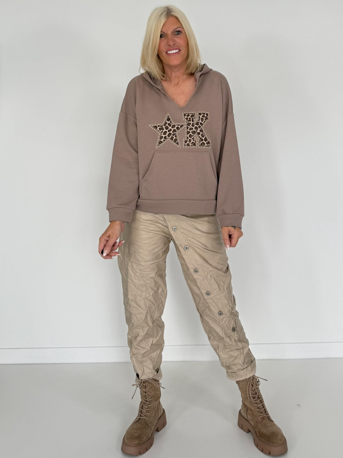 Hoodie mit Leo-Print und Nieten - taupe