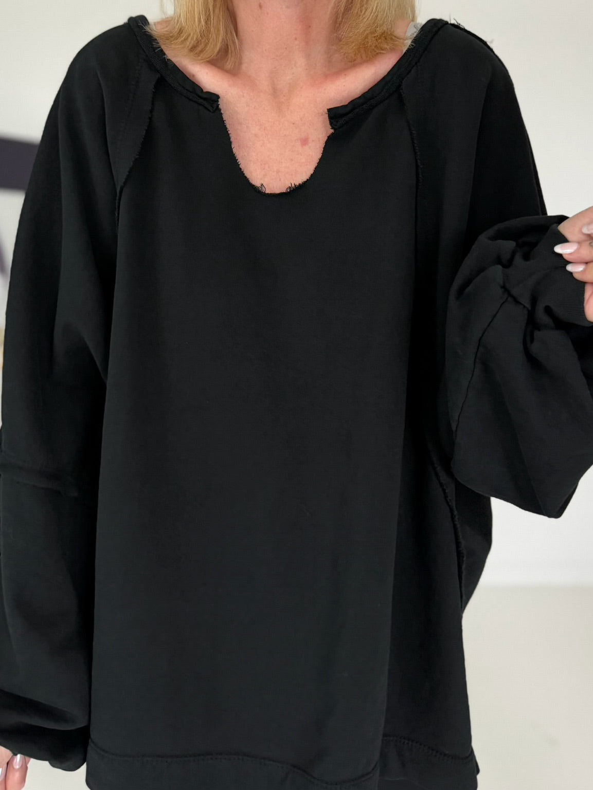 Oversized Sweater mit V-Neck und Inside-Out-Nähten - schwarz ( lieferbar ab ca. 16.10.26)