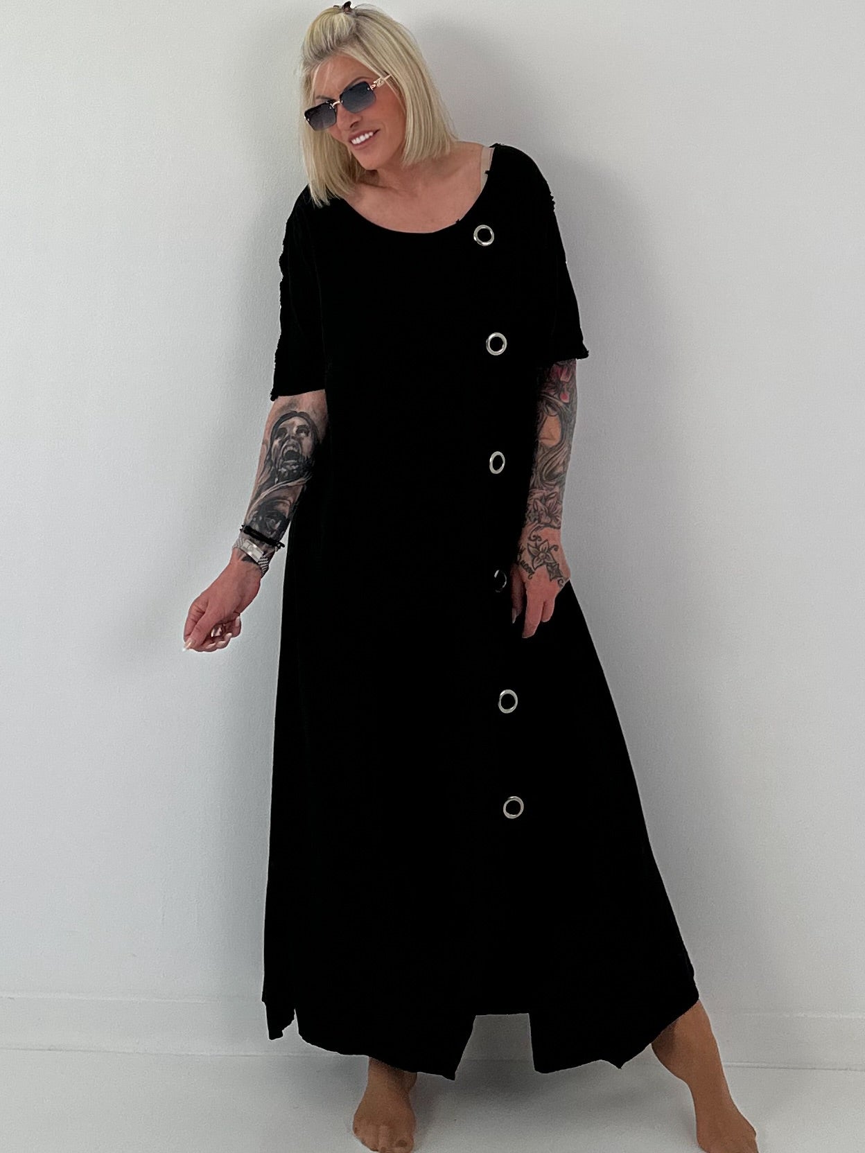 T-Shirt Kleid mit Ösen -schwarz