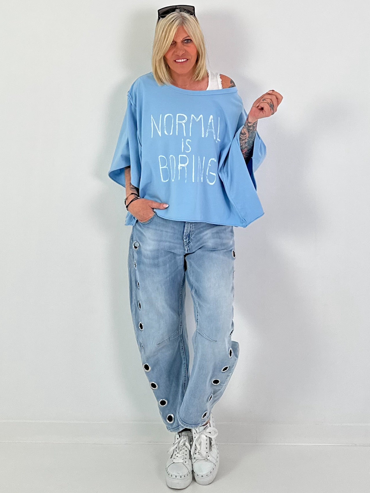 Oversized T-shirt Normal is Boring - lichtblauw