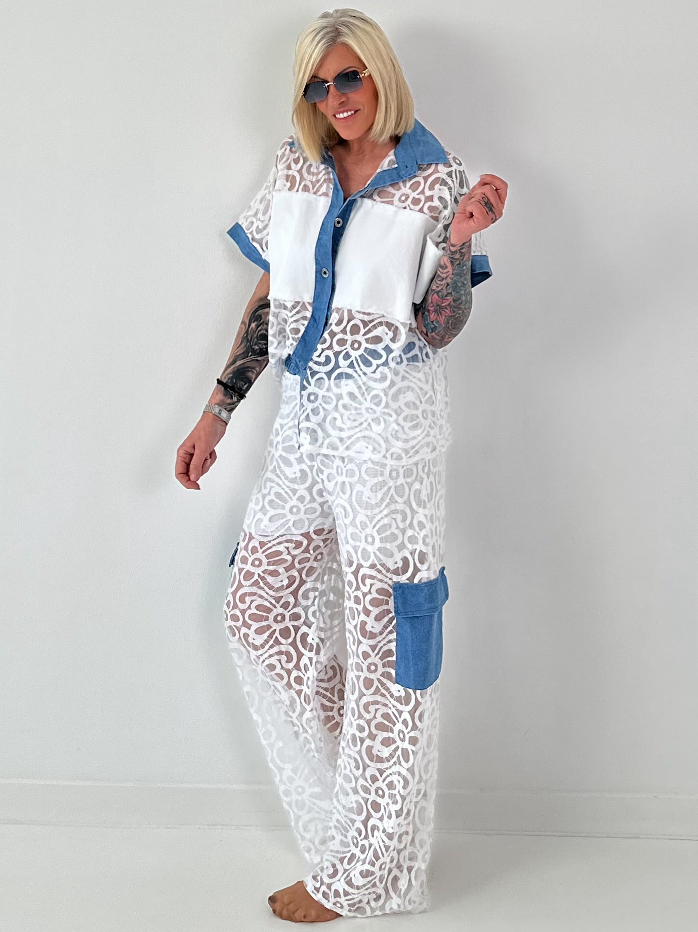 Ausgefallener Zweiteiler mit aufwendigen Denim Details- weiss
