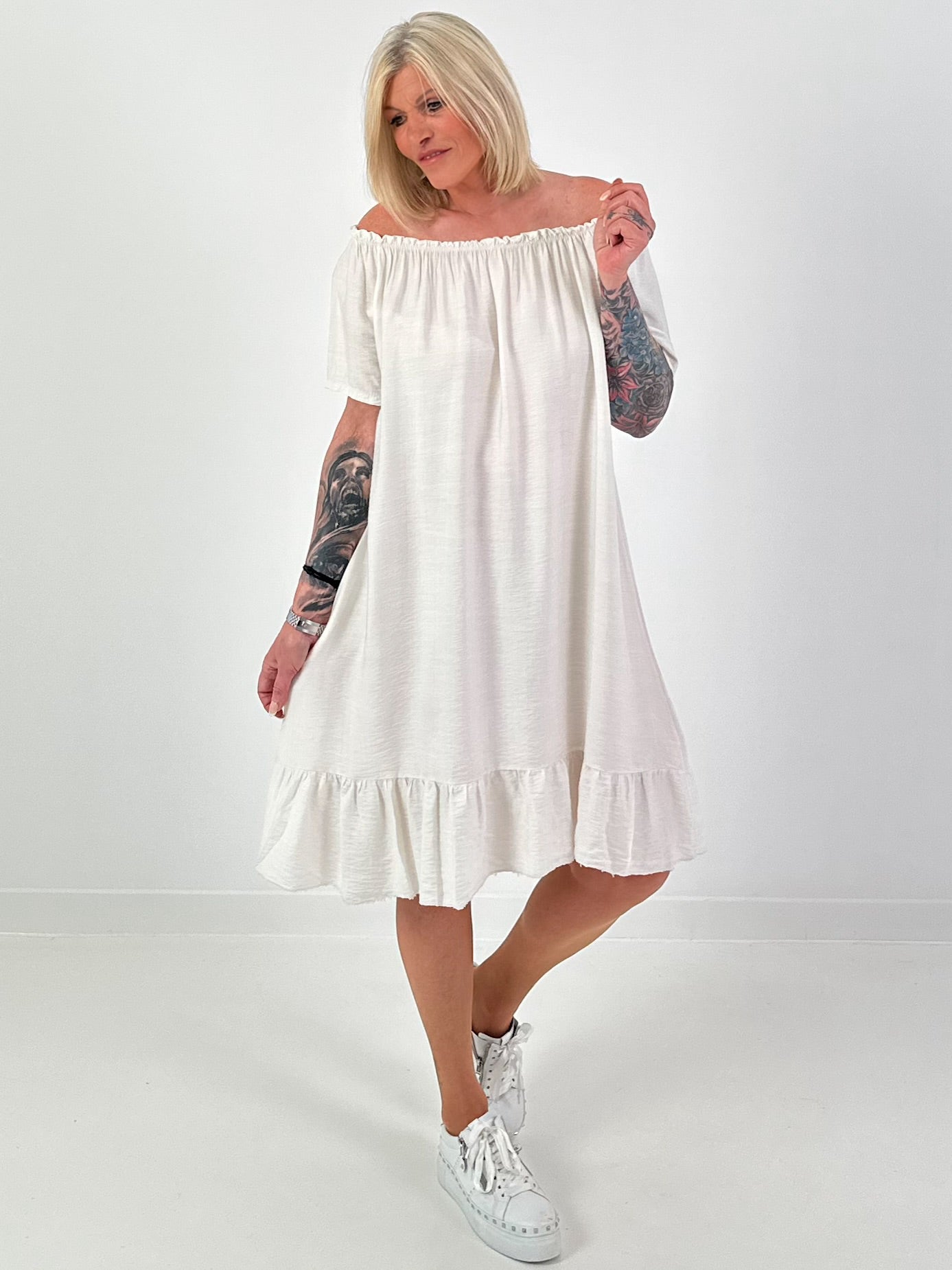 Kleid mit kurzen Ärmeln und Volant - beige