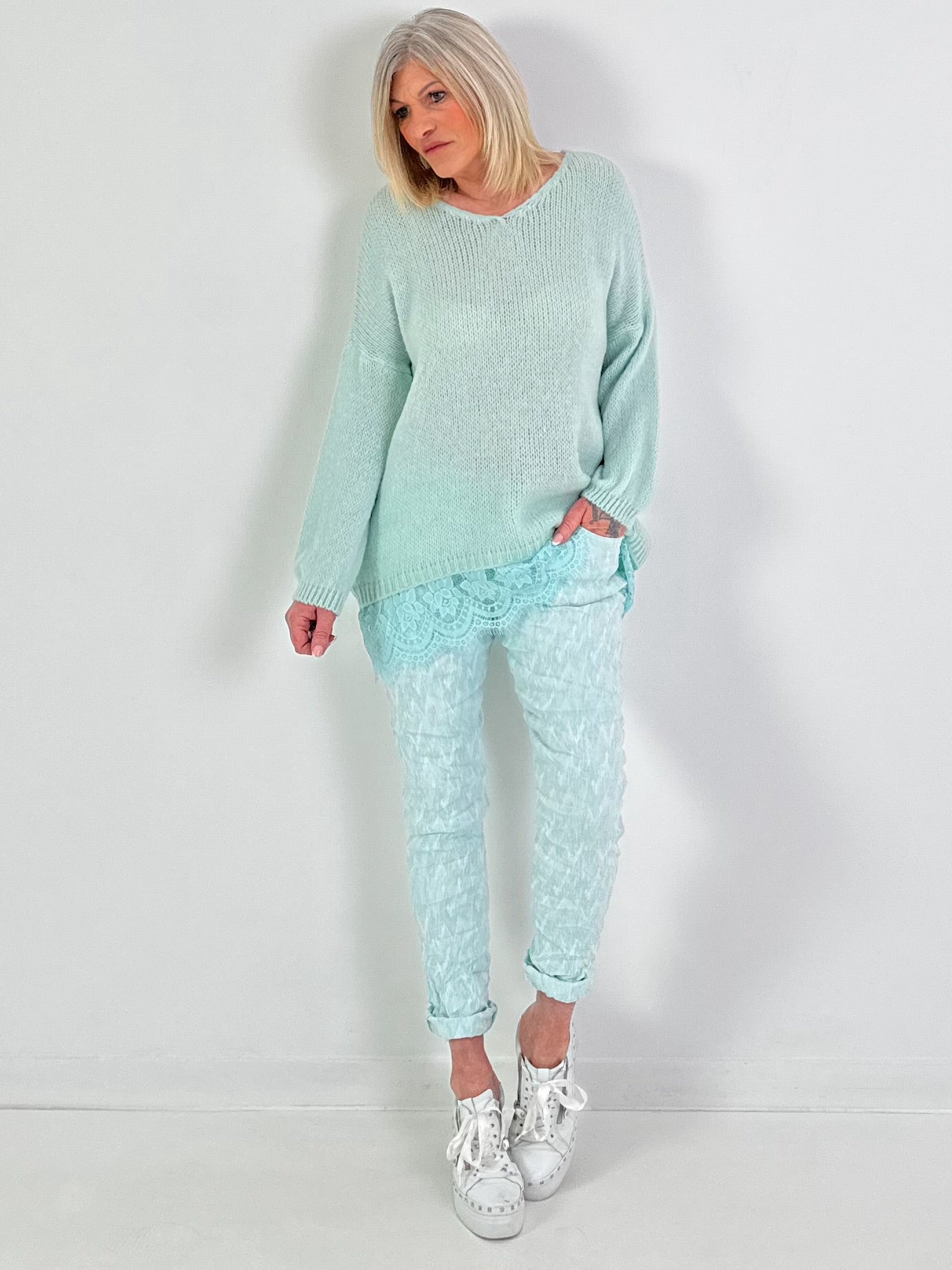 Pullover mit Spitzenrüsche - mint