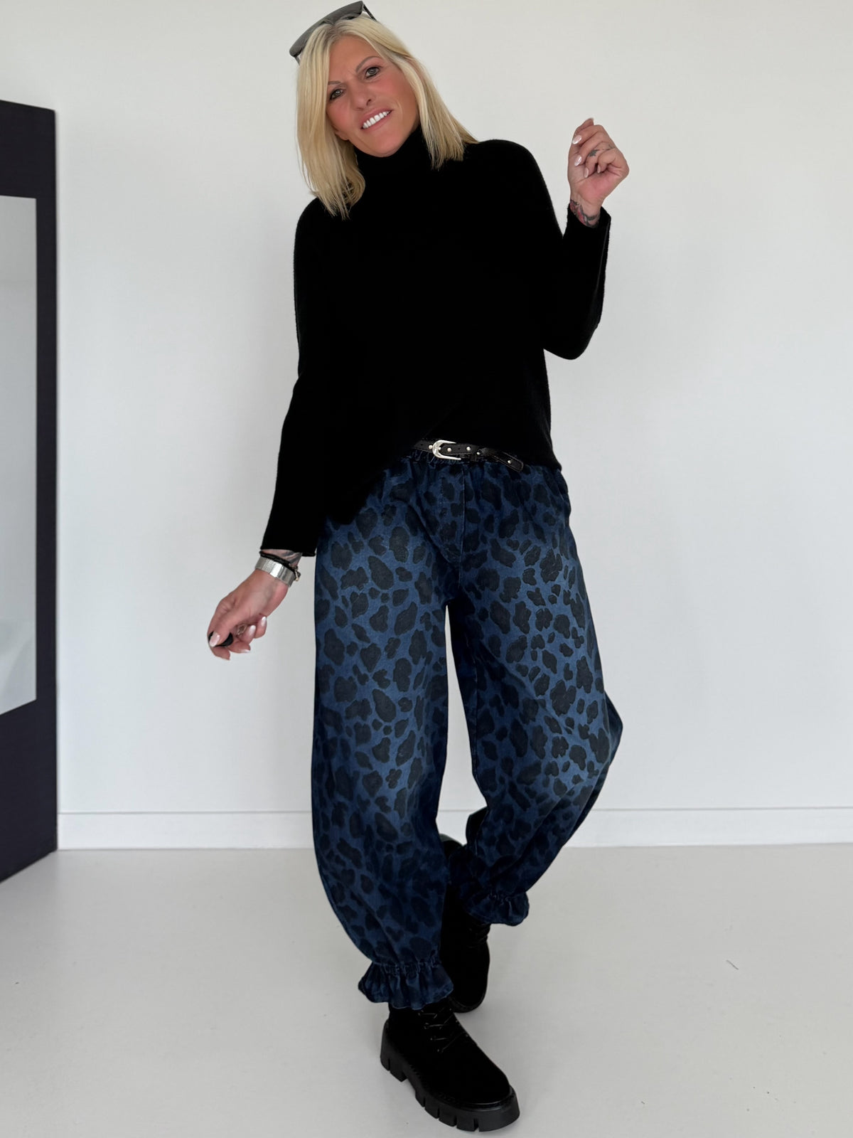 Jeans-Pumphose im Allover-Leoprint mit Gürtel - dark-denim