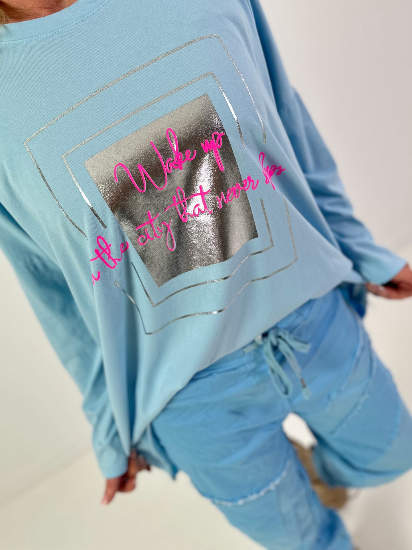 Oversized Shirt Modell "wake up in a City that never sleeps" hellblau