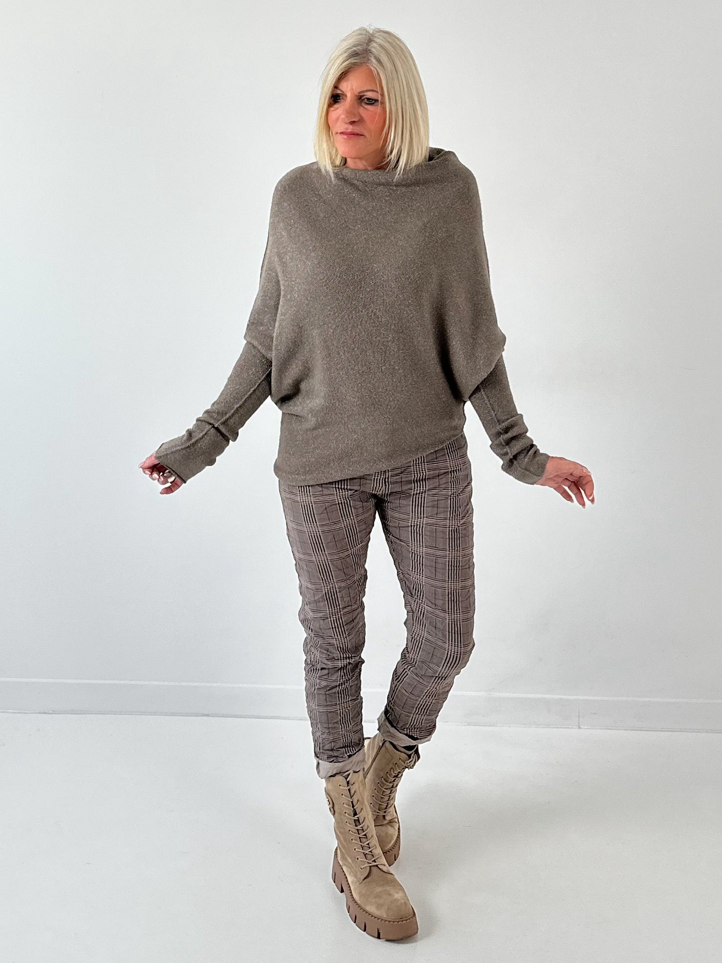 Asymmetrische trui model "Asym Glow" - taupe