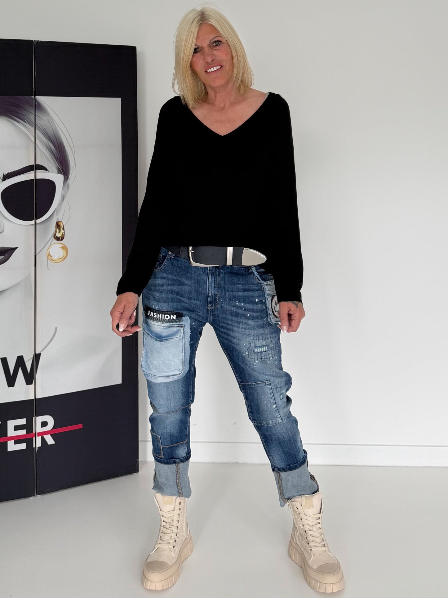 Basic Shirt mit V-Ausschnitt - schwarz