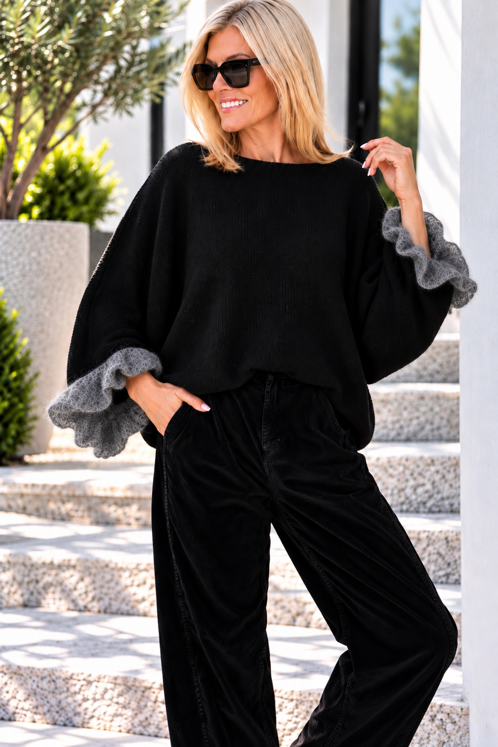 Sweater with ruffled cuffs - black-grey