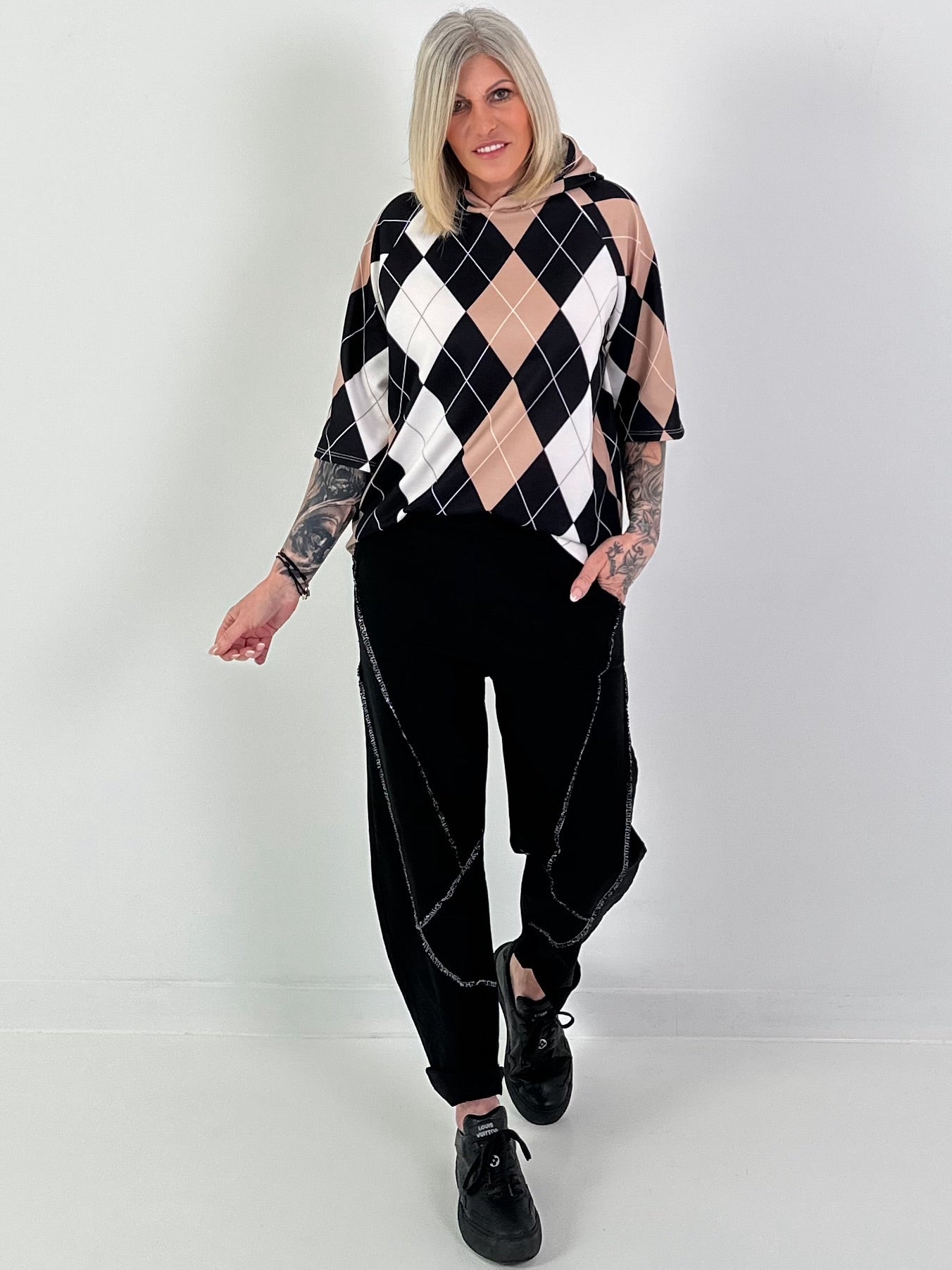 Kurzarm-Hoodie mit Raute - schwarz-beige-weiss