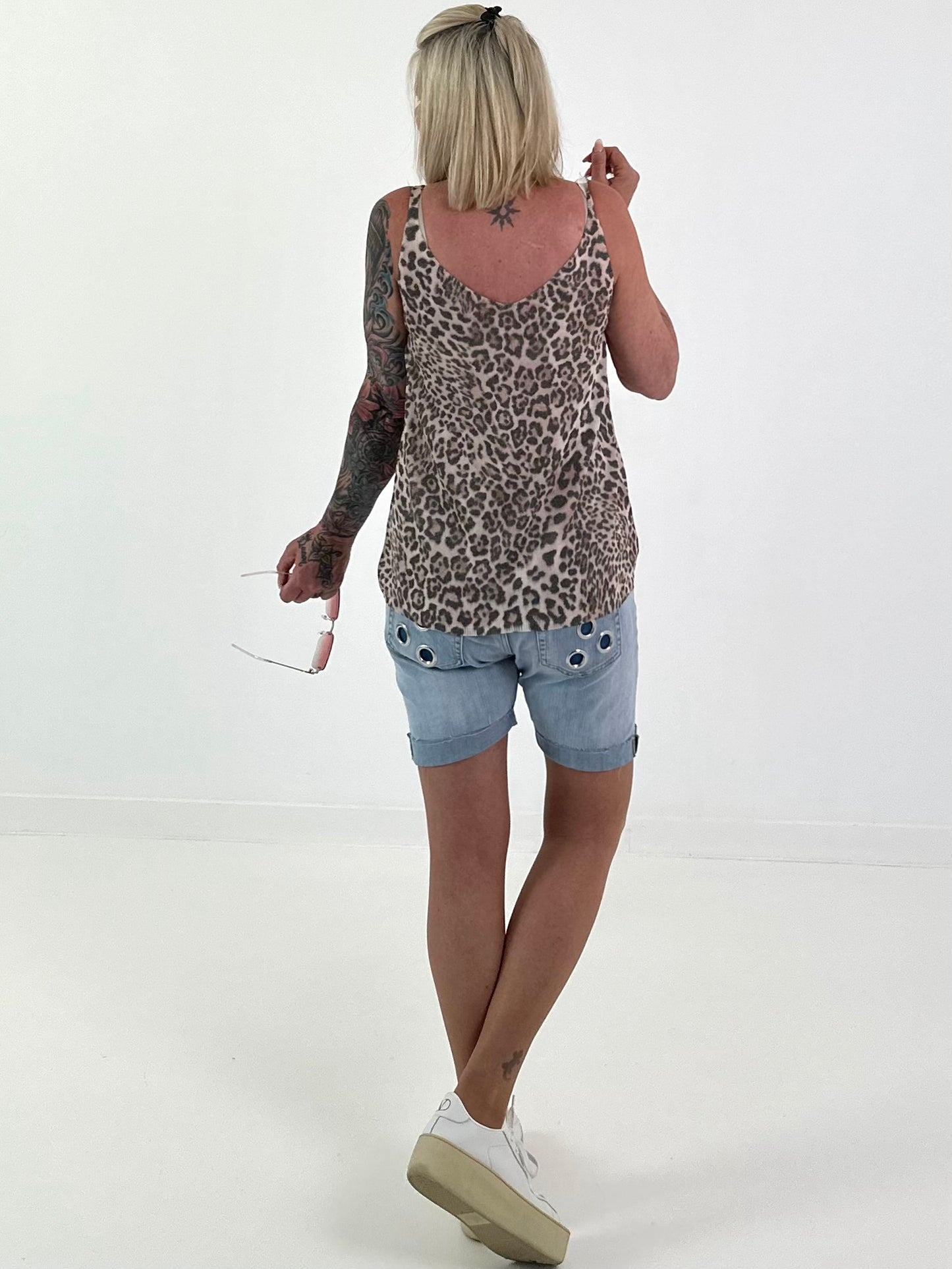 Top Dolce Vita mit kleinem Leo-Muster - taupe-beige-mehrfarbig