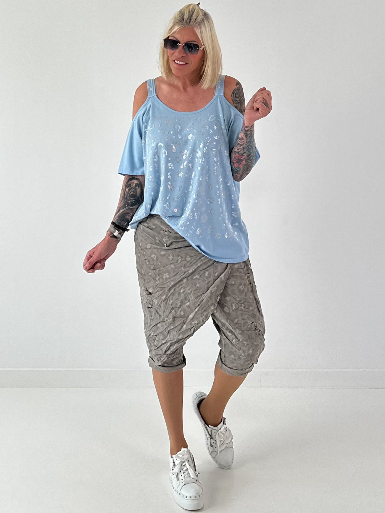 Shirt mit Cold Shoulder und Leo Strass - hellblau