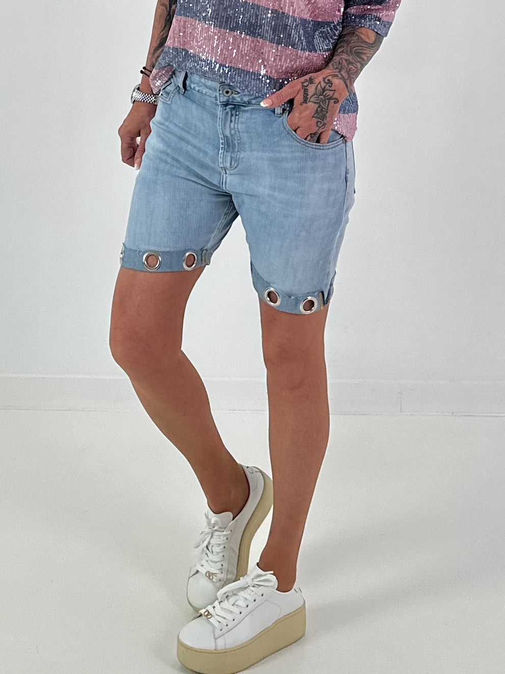 Jeansshort mit Ösen-Abschlüssen - hellblau