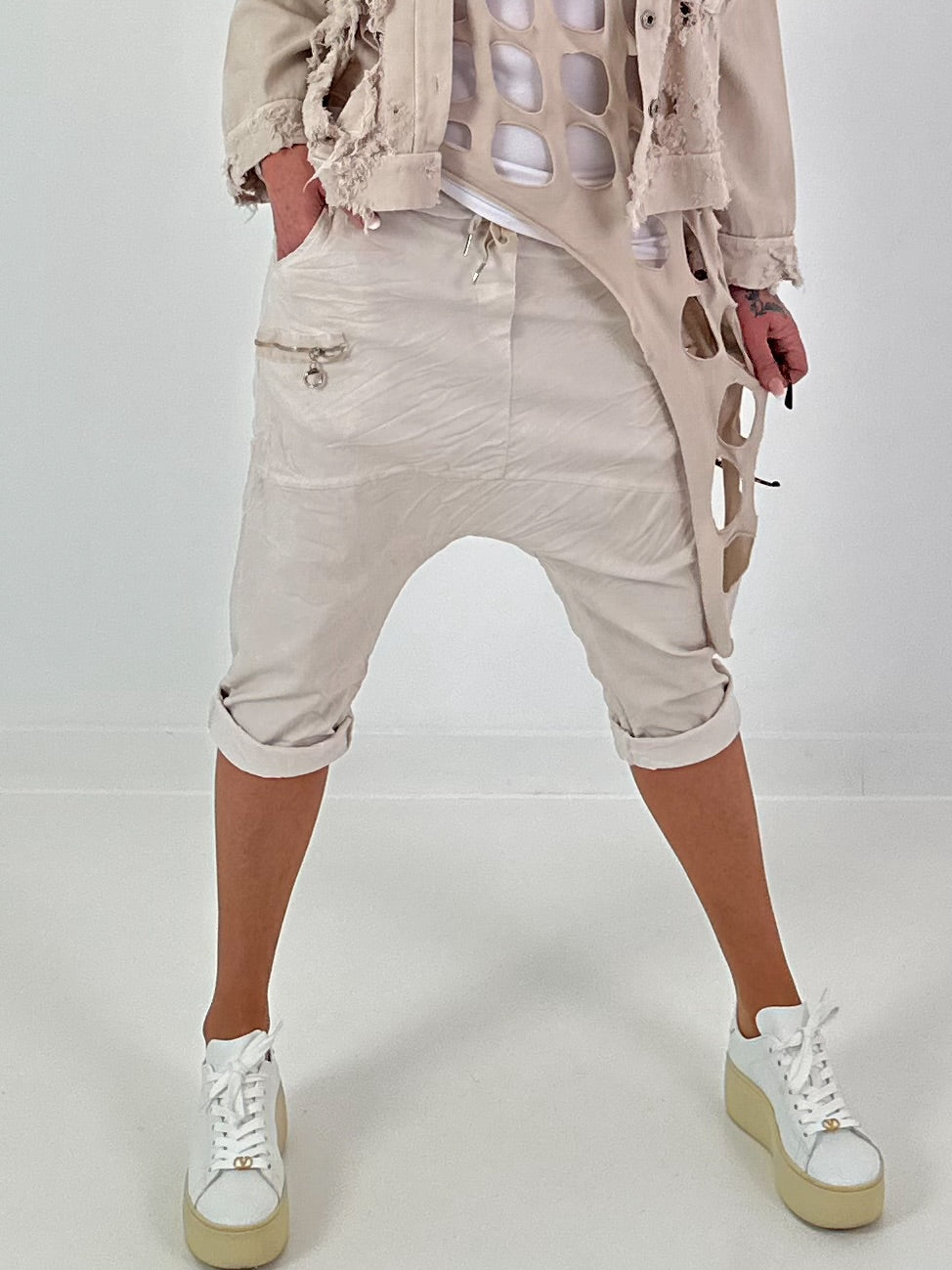Kurze Baggy mit Zipper Details - beige