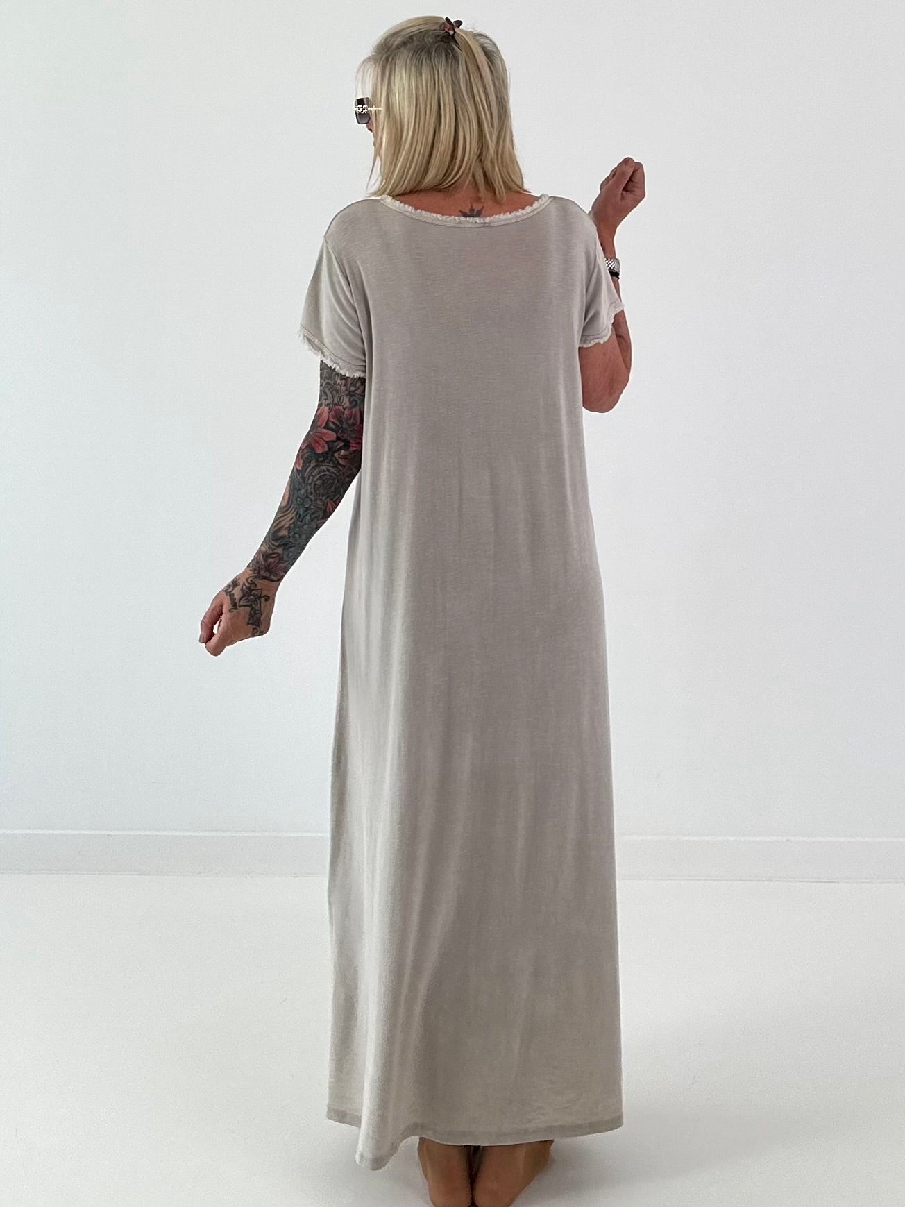 Maxi Kleid mit fransigen Abschlüssen - beige