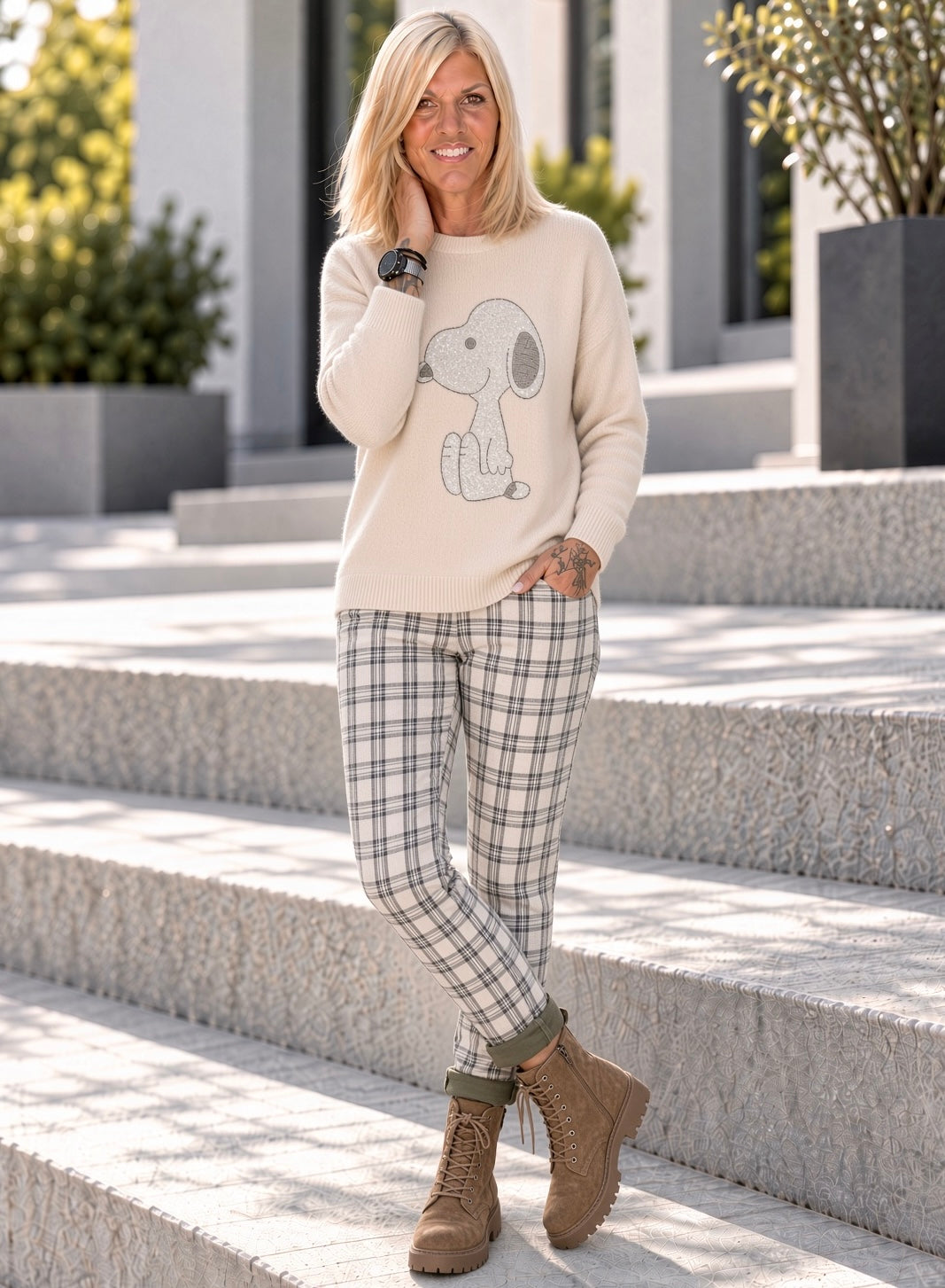 Pullover mit Strass-Cartoon-Motiv - beige