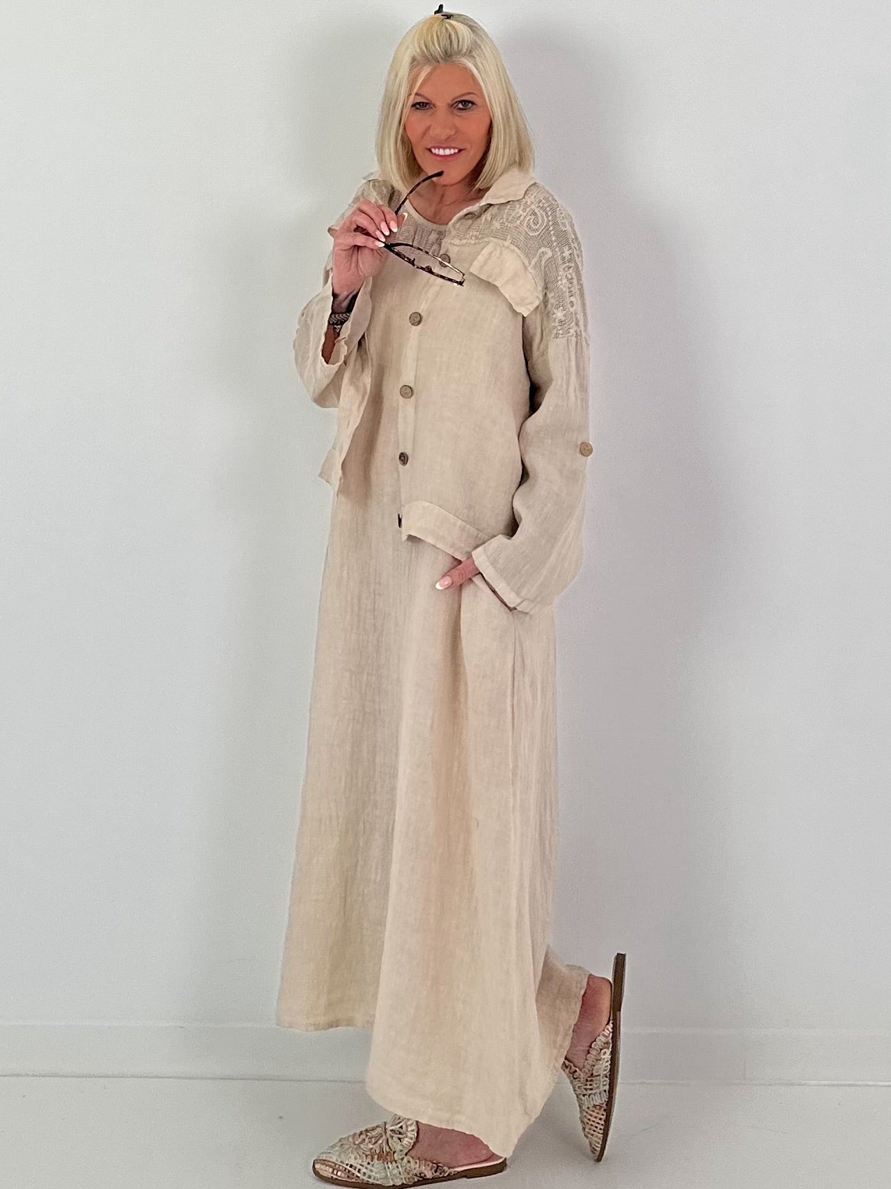 Sleeveless linen dress with crochet insert - beige