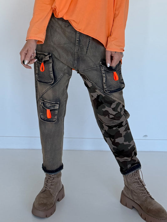 Baggy-Jeans in Used-Optik mit Camouflage-Applikationen - used-denim