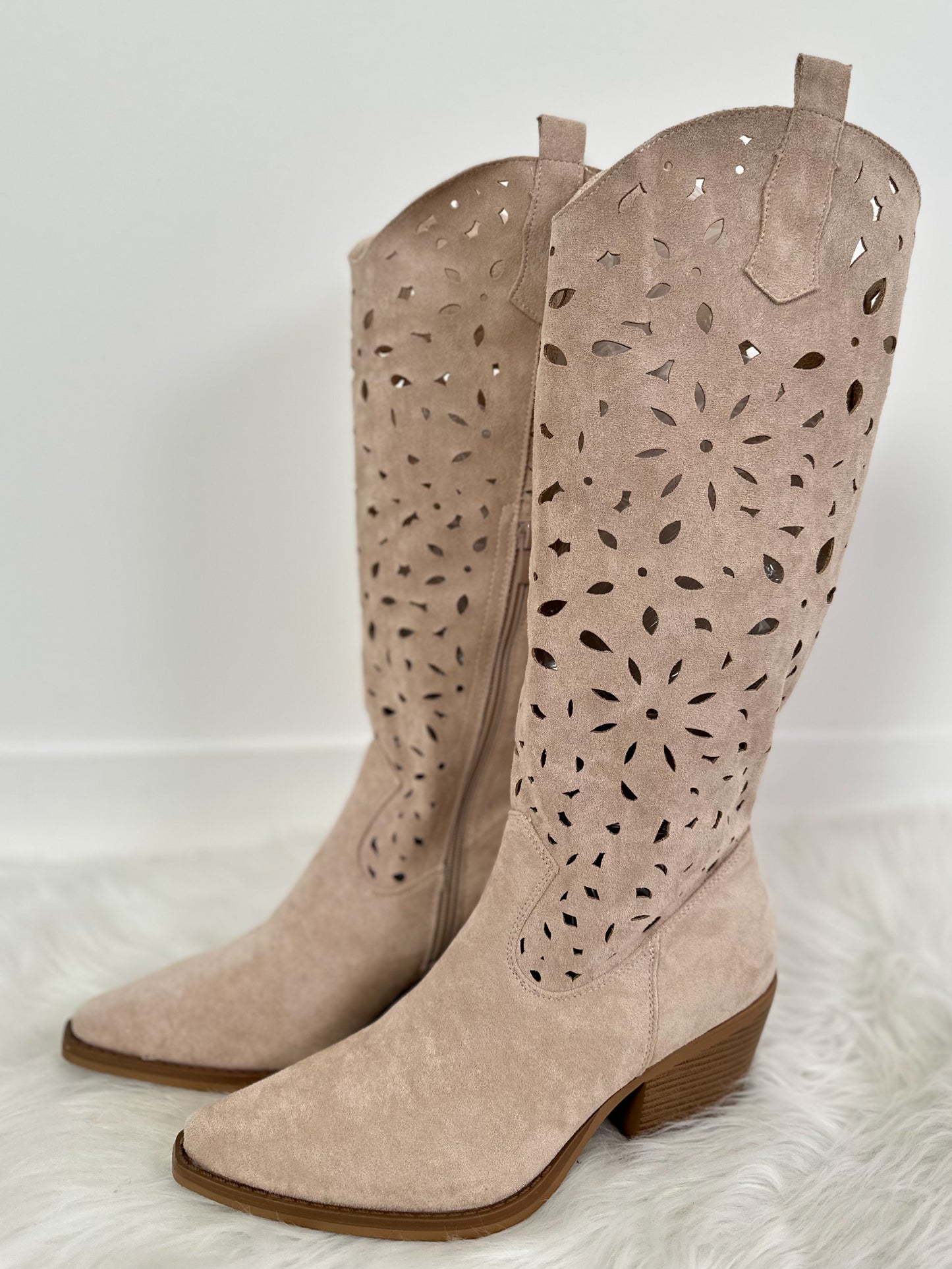 Boots with cut-out - beige