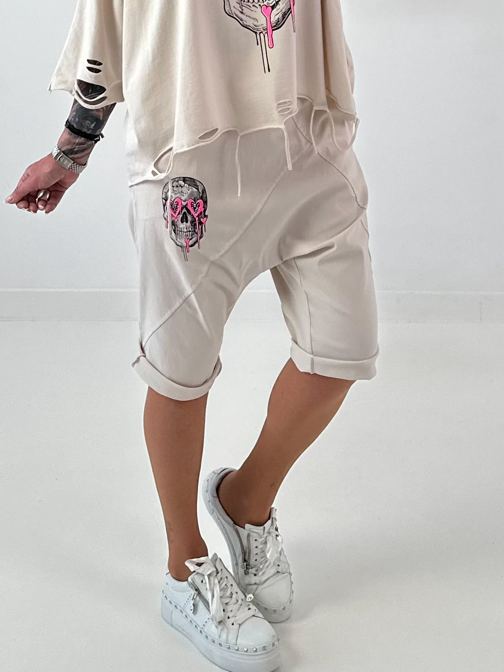 Kurze Baggy mit breiten Nähten - beige