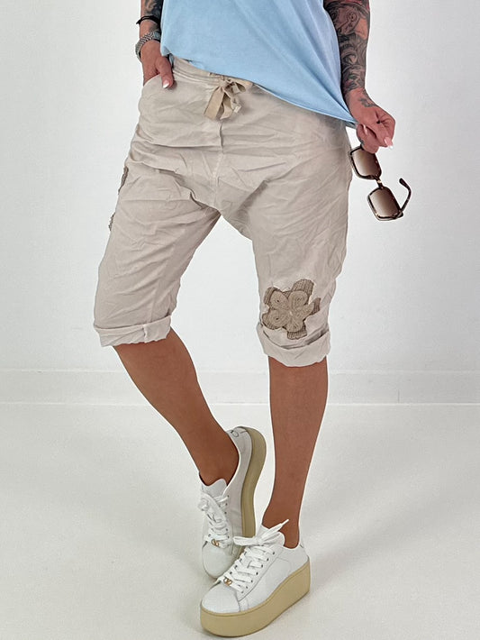 Kurze Baggy mit Häkelblumen und Pailletten - beige