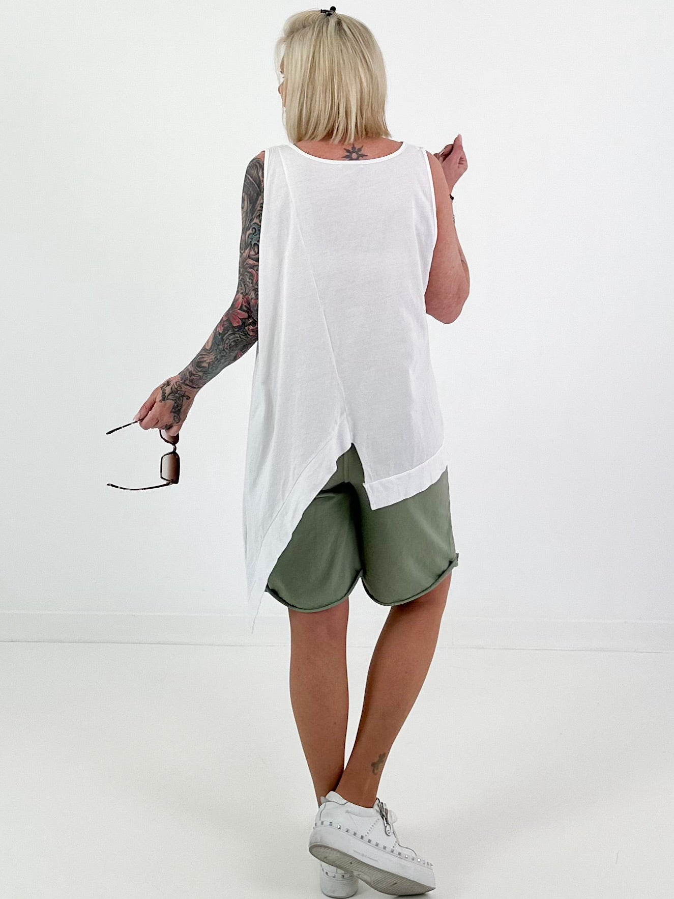 Top with cut-out and asymmetrical hem - white
